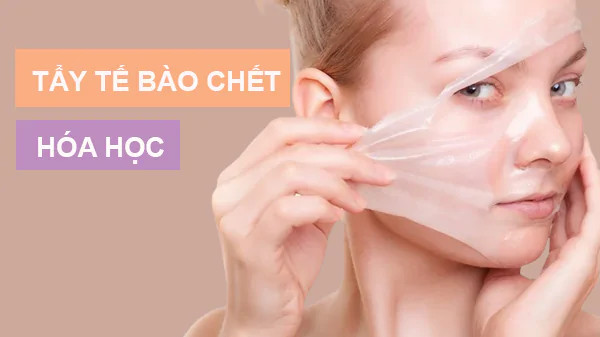 alt: Hình ảnh minh họa về tẩy tế bào chết hóa học với các sản phẩm và dụng cụ liên quan.