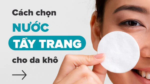 alt text: Hình ảnh chai nước tẩy trang và bông tẩy trang trên nền màu hồng nhạt, minh họa cho việc chọn nước tẩy trang cho da khô.