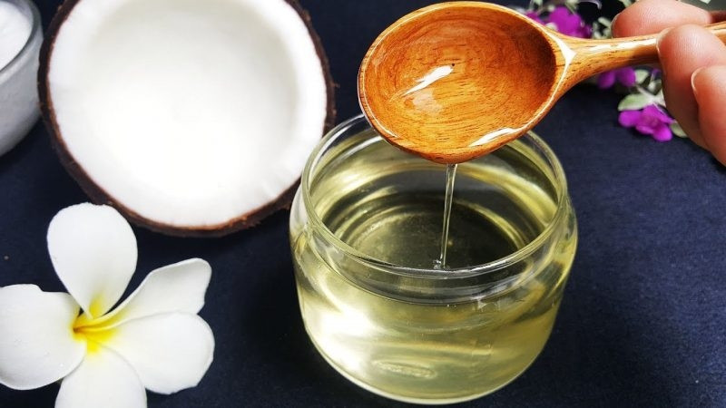 Chăm sóc vùng da mắt với dầu dừa