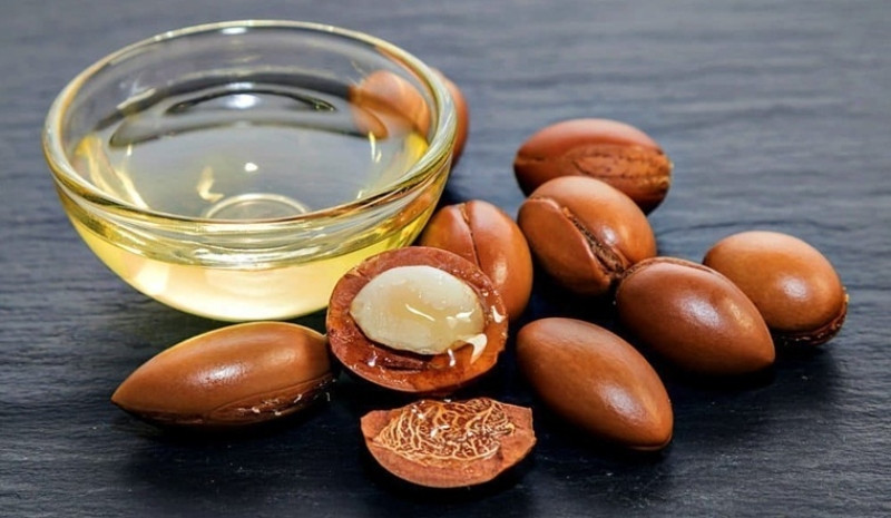 Dầu argan giúp giảm đau, giữ ẩm và điều trị các vấn đề da như thâm nám, sạm, khô,..