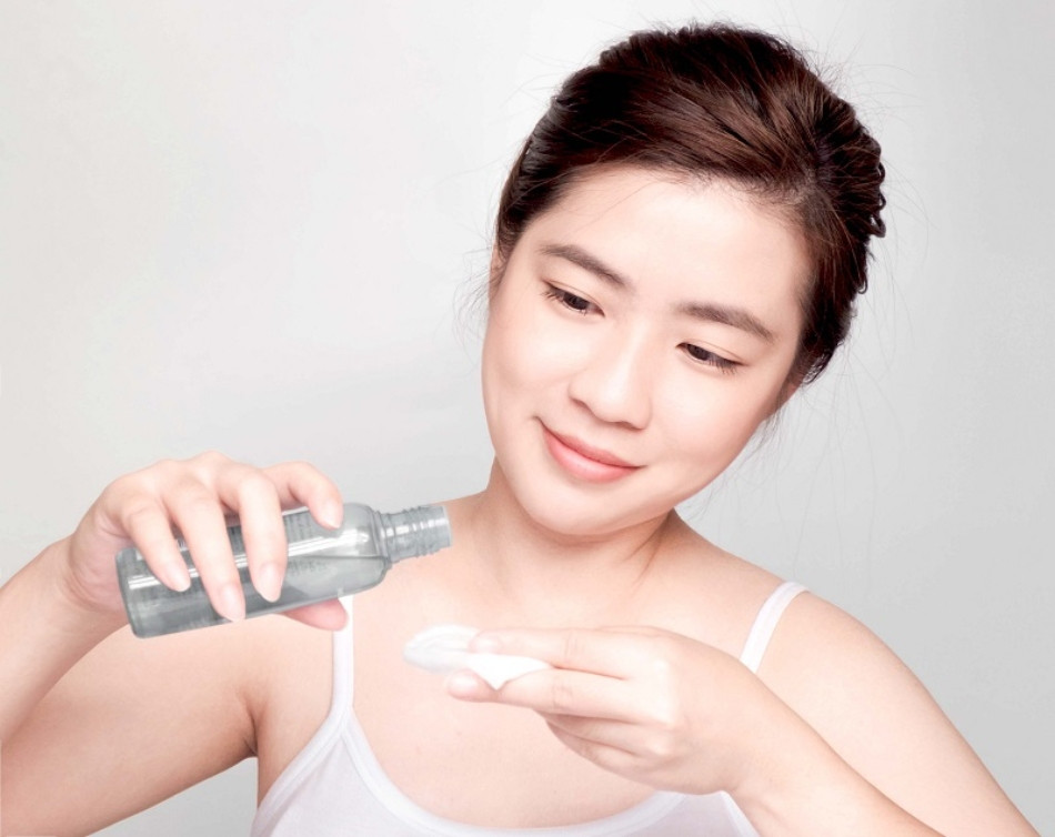 Dùng toner cân bằng pH cho da