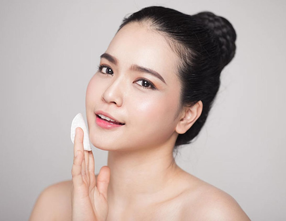 Dùng toner làm sạch và cân bằng pH cho da