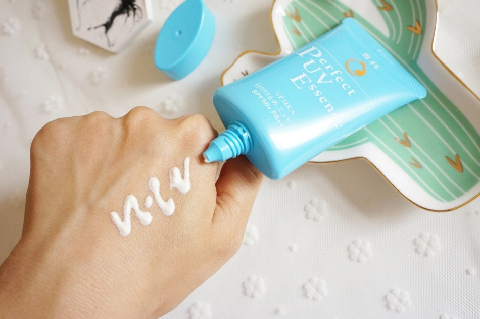 Kem chống nắng Senka Perfect UV Essence kiềm dầu