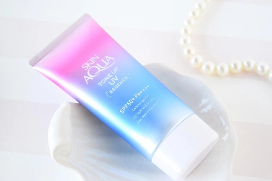 Kem chống nắng Sunplay Skin Aqua Tone Up UV Essence Lavender