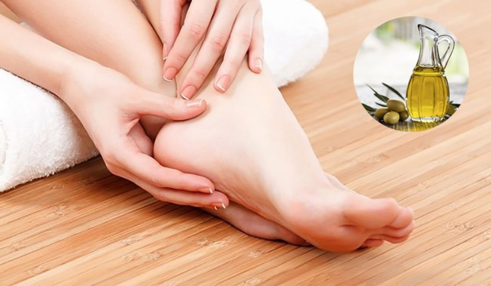 Massage chân với dầu oliu