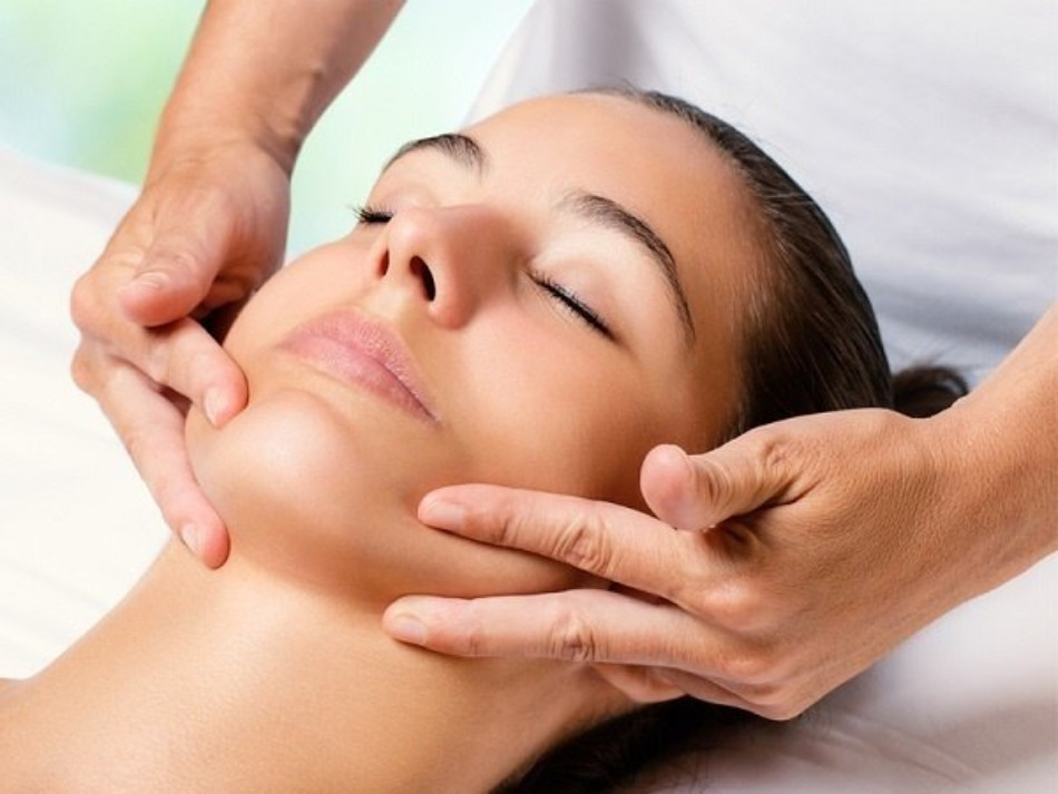 Massage da mặt nhẹ nhàng