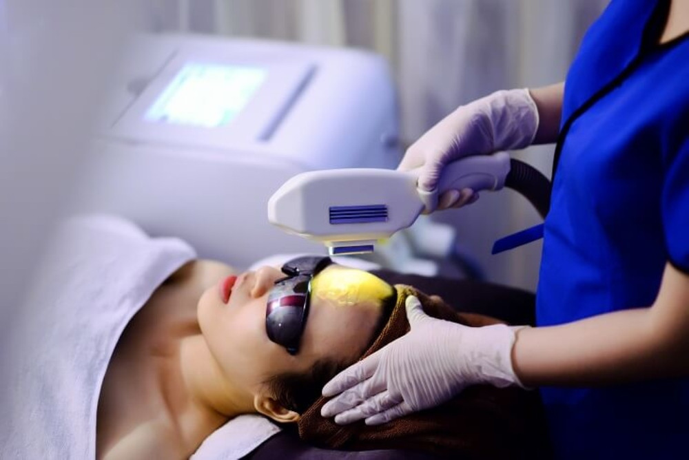 Sử dụng biện pháp laser để điều trị mụn bọc