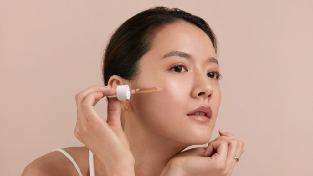 Sử dụng tinh chất serum để cấp ẩm cho da vào những ngày hanh khô