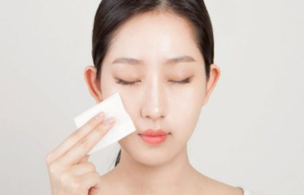Sử dụng toner để cân bằng lại độ ẩm cho da