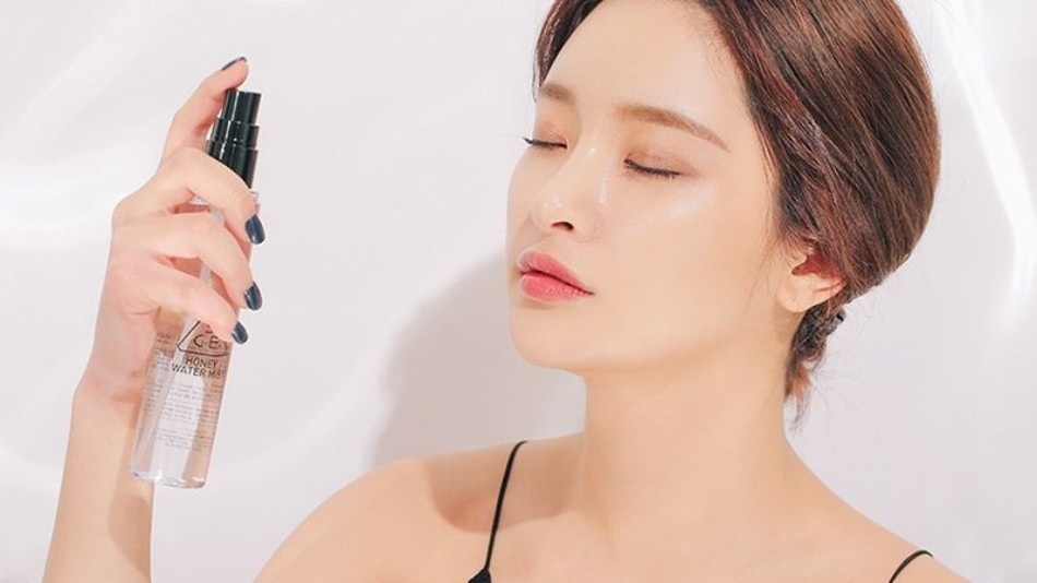 Xịt khoáng giúp khóa lớp makeup sau khi trang điểm