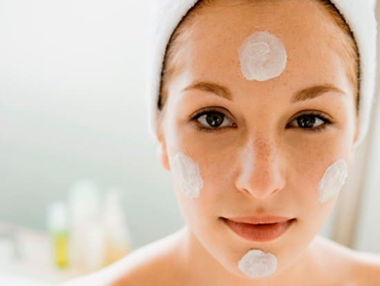 Cần lưu ý điều gì khi sử dụng kem trị nám tàn nhang