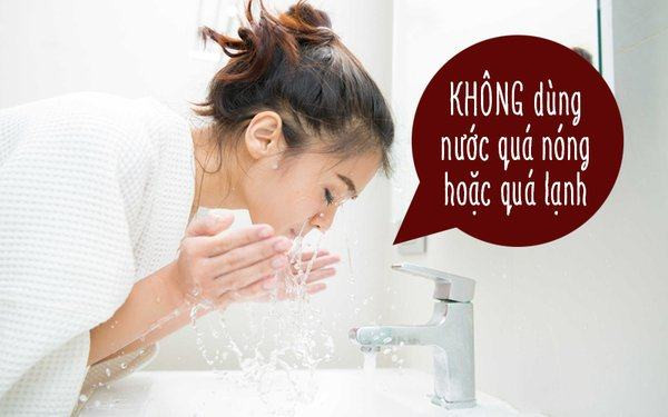 Dùng nước quá nóng hoặc quá lạnh