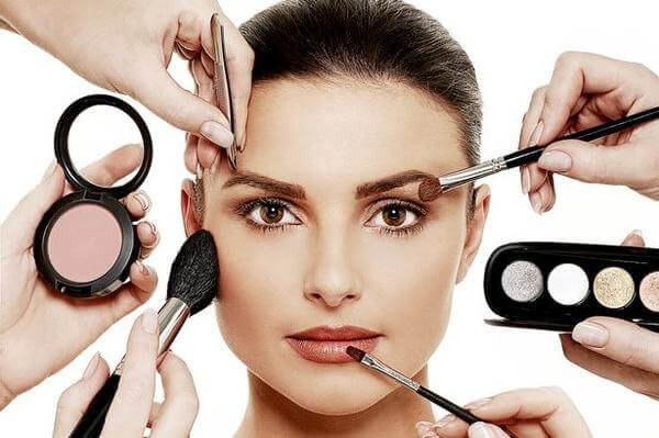 Hạn chế trang điểm và makeup đúng cách