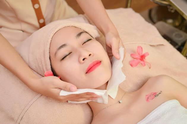 Massage và đắp mặt nạ cho da mặt